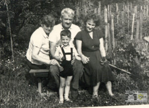 Doris with her son Jan during their visit to the Urban family in 1963, private archive of Doris Grozdanovičová.