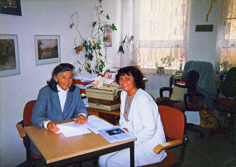 The beginnings of cooperation between Hana Greenfield (left) and the education department of the Terezín Memorial, then led by Ms. Ludmila Chládková