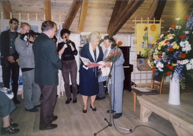Hana Greenfield taking over the honorary citizenship of the Terezín town from the hands of the Mayor of Terezín Růžena Čechová, 2001