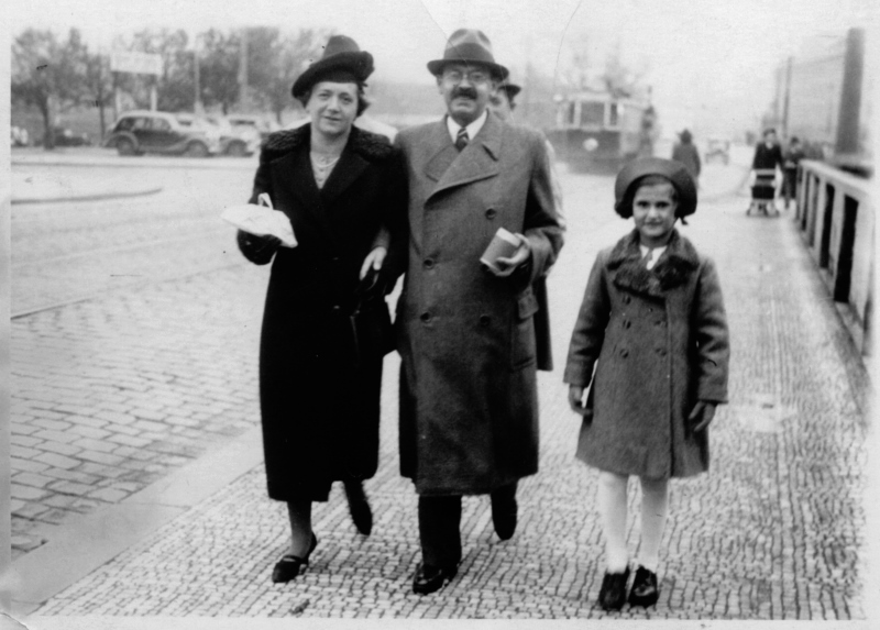Eva with her parents, Prague 1937, private archive of Evelina Merová