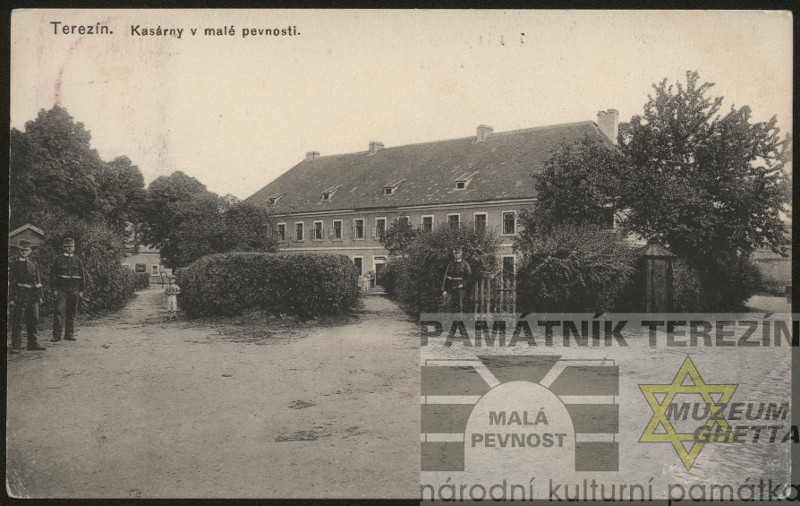 Dobová pohlednice Terezína z r. 1916, objekt kasáren v Malé pevnosti, FAPT  12004