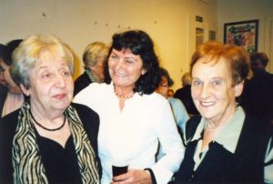 Gratulace přátel Helze Weissové-Hoškové k narozeninám, r. 2004, na snímku zleva: Helga Weissová-Hošková, Ludmila Chládková (bývalá vedoucí vzdělávacího oddělení PT), Doris Grozdanovičová