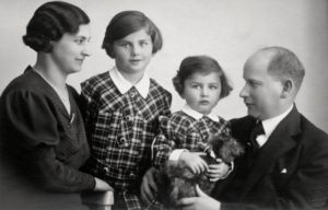 Dagmar jako pětiletá dívenka s mladší sestrou a rodiči, r. 1934. Soukromý archiv Dagmar Lieblové