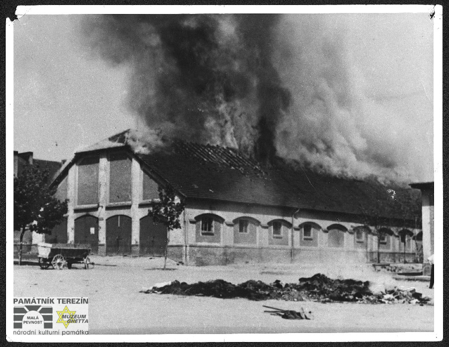 Hořící „jízdárna“ v pobočce KT Flossenbürg v Litoměřicích při likvidaci tyfové epidemie, květen 1945, FAPT 105_2