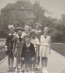 Eva se svými spolužáky z karlínské školy (druhá zprava), 1. polovina 20. století, soukromý archiv Evy Štichové.