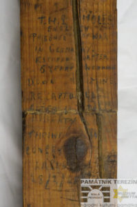 Část trámku z cely z Policejní věznice Terezín s anglickým textem Thomase Molese; Památník Terezín, PT 8870