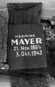 Urna Hermine Mayer – stav po nálezu v roce 1958, Památník Terezín, dokumentační oddělení – fotoarchiv.