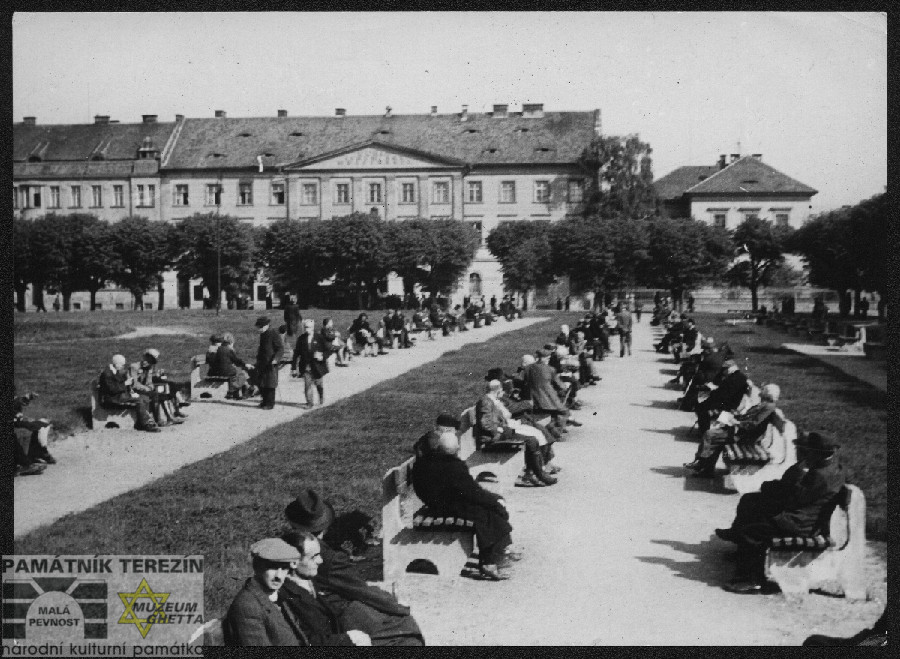 Vězni na lavičkách na náměstí Terezína v době osvobození, FAPT 4588