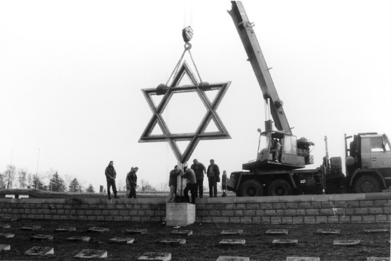 Installation of the Star of David in the National Cemetery, April 1945